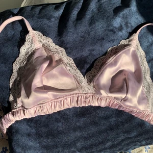 Monki satin triangel bh - ”Satin triangle bra” från Monki. Köpt för ungefär ett år sedan men sparsamt använd och i gott skick. Frakten är inräknad i priset!! Skriv vid frågor eller för fler bilder🥰🥰 (Läs min bio för info)