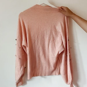 Rosa polotröja  - Rosa polotröja med detaljer på armarna 