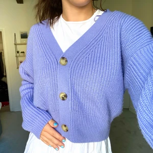 Stickad kofta - Säljer denna lila stickade kofta💜 I storlek M från zara. Kan mötas upp i Gävle eller fraktas, köparen står för frakten:)