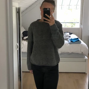 Stickad tröja  - En grå stickad tröja från pull&bear. Tröjan är i relativt bra skick då den är ganska ”nopprig”. Den är väldigt varm och skön och den är inte stickig alls💕 