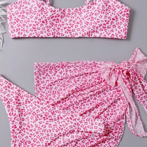 Rosa leopard bikini aldrig använd - Rosa leopard bikini med en kjol till, säljer pga att jag redan har flera bikinis, storlek XS och sitter som en XS också, jag har aldrig använt den utan bara testat med kläder under. 