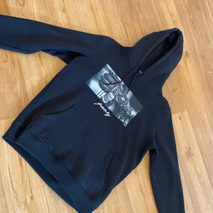 Svart Hoodie - Svart Hoodie från Jankyard i storlek M. Väldigt bra skick. 