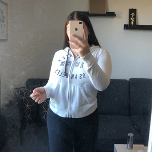 Kofta - Vit Hollister kofta, använd men inte sönder någonstans. Den är i storlek S men hade passat M jättebra också. Den är väldigt tunn.