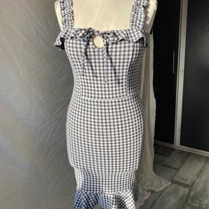 Rutig miniklänning med volanger!  - Plagget är oanvänd och är den perfekta picknick klänningen! Underdelen av klänningen är längre än vad som passar mig (jag är rätt kort) så en rekommendation för de som är kortare är att vika upp kanten vid användning eller potentiellt sy in den. 200 kr + frakt! 