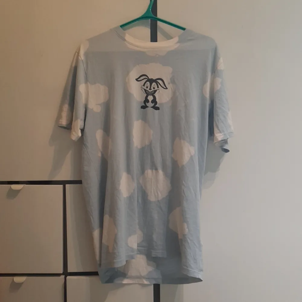 Använd kanske 3 gånger, så relativt oanvänd. Mitt namn står dock på lappen i nacken. Den är S men oversized så passar även M. - Original pris 250kr . T-shirts.