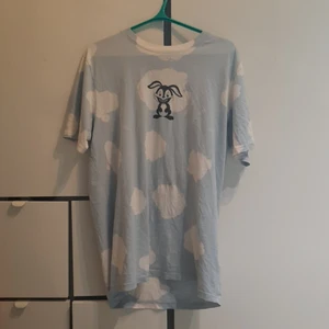 Weekday blå t-shirt med moln - Använd kanske 3 gånger, så relativt oanvänd. Mitt namn står dock på lappen i nacken. Den är S men oversized så passar även M. - Original pris 250kr 
