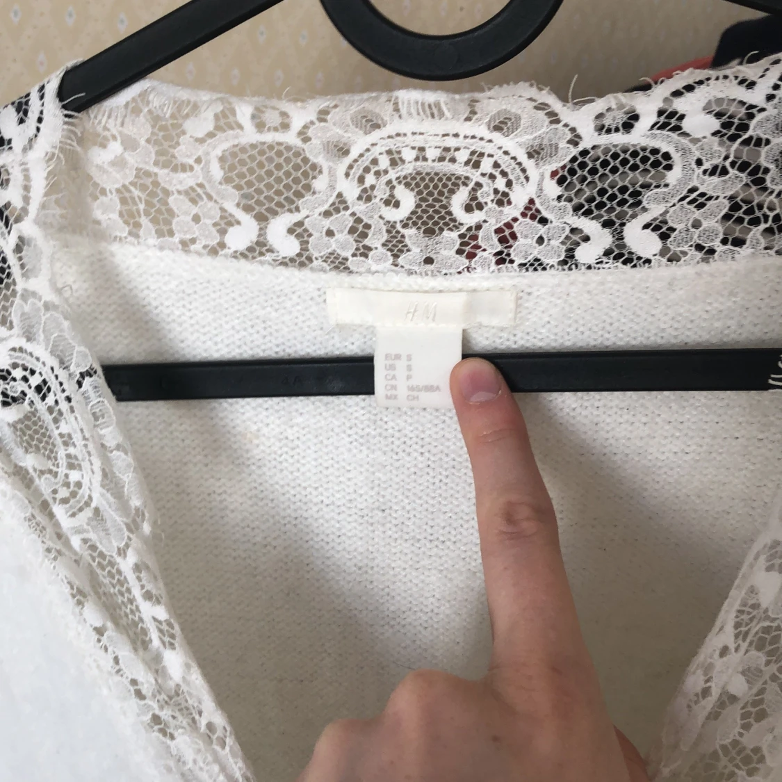 Stickad tröja med spets - 91