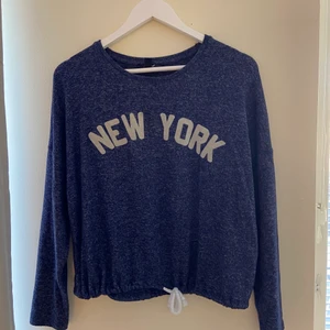 Tröja - En skön tröja som kan användas vid träning etc. Använd ett fåtal gånger. Bra kvalité☀️