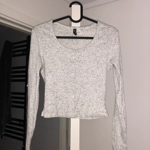 Gullig tröja - En grå tunnare tröja med knappar i fram. Jättesöt! Använd väldigt få gånger, storlek S