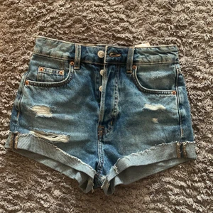 Blå jeansshorts - Ljusblåa jeanshorts me hål och slitningar, aldrig använda. Kom privat för fler bilder💗