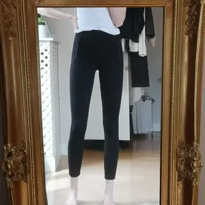 Svarta leggings från FB Sister men coola kedjedetaljer 
