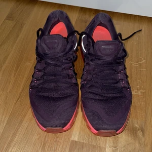 Nike Air Max  - ett par Nike skor som jag inte använder längre. helt okej skick  jag kommer putsa till dem mer innan jag skickar