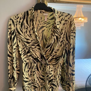 Snygg blus från H&M - Snygg blus med snygg passform. Använd fåtal gånger. Storlek 34 men sitter som en 36 🙏🏼🌼 