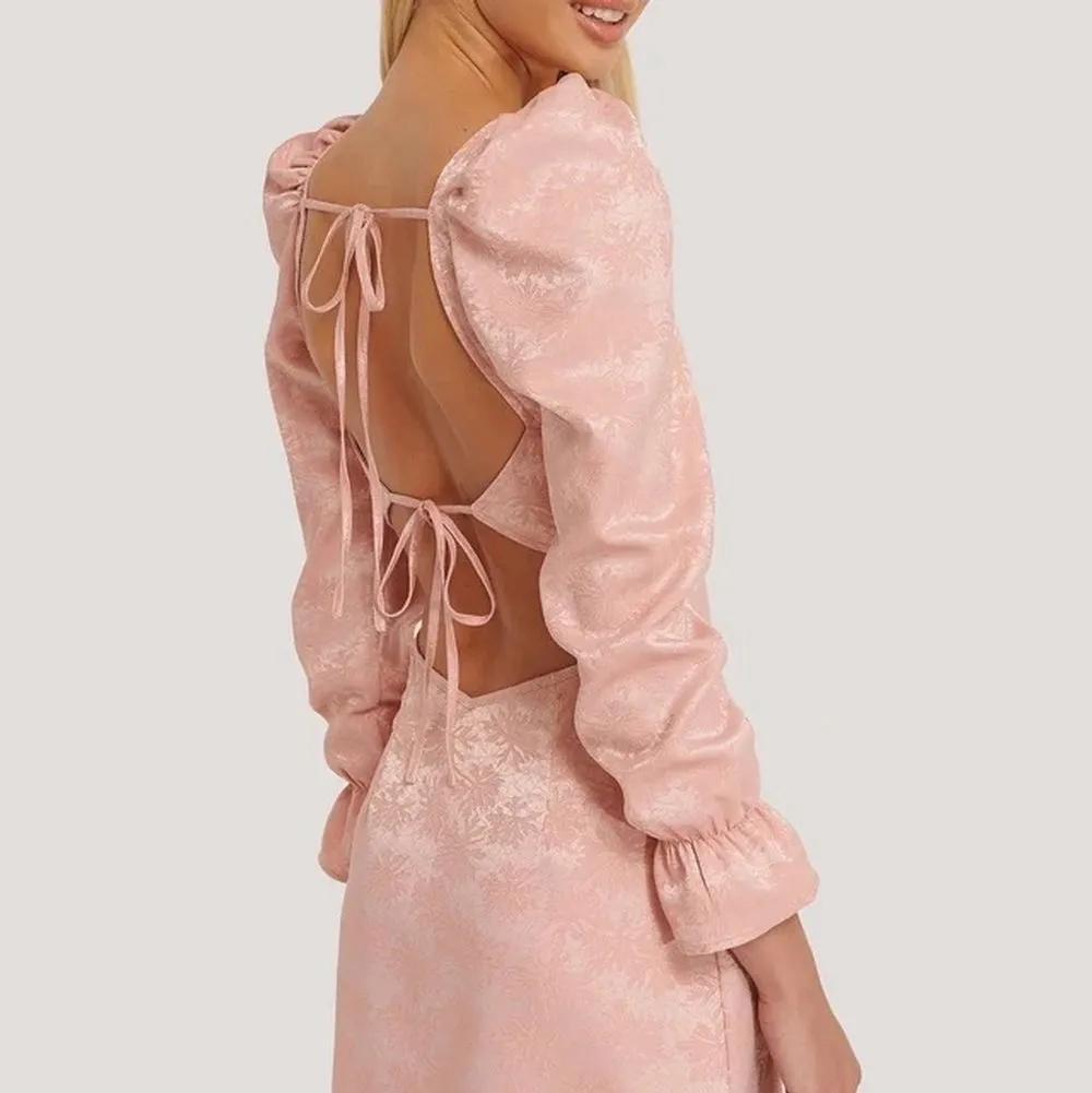 Säljer en super fin rosa klänning från misslisibells kollektion tillsammans med nakd. Den är bara provad en gång och prislappen sitter fortfarande kvar. Den är i storlek 36. . Klänningar.