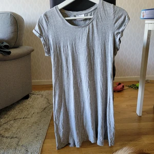 Tshirt klänning storlek 36/38 - Något kort för mig som är 171 centimeter, annars väldigt behaglig. 