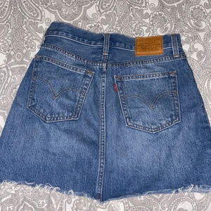 Levis Kjol - En Levis kjol som knappt är använd, säljer pga för liten för mig, köpare står för fraken, köpt för 600kr