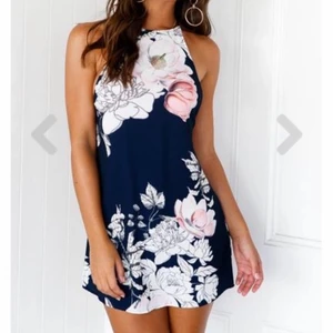 Klänning Angel Biba - Mörkblå klänning med blommor från Angel Biba, beställt från en webbsida för något år sedan. Klänningen är i bra skick förutom att den är lite nopprig. Storlek S, öppen i ryggen. Skriv för fler bilder!