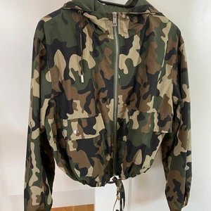 Grön militär jacka  - I nytt skick, köpt för några år sen. Dessvärre har den inte kommit till användning. Stl L men passar M också 