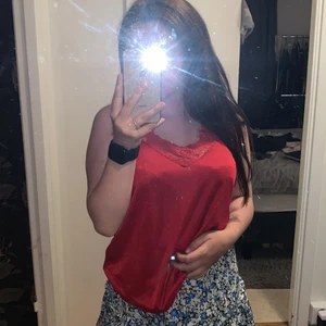 Ginatricot - Ett rött linne som är fint om man ska göra nått speciellt elr så kan man ha det till natt linne inte använt nån gång