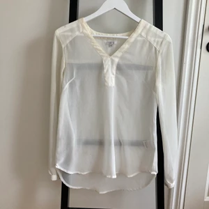 Blus från Kaffe - Strl: S V-ringad långärmad vit bluss från Kaffe
