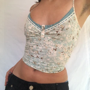 Topp - KÖP DIREKT FÖR 130kr!!! Underbart nattlinne / camitopp som kan användas till vardags. Uppskattas till att passa s-m. Visas på en s. Defektfri. Köpare står för frakt