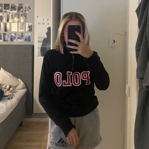 Polotröja med dragkedja - Tröja med polokrage och dragkedja från Ralph Lauren. Köpt på kidsbrandstore och skulle säga att i vanlig storlek är detta en xs.