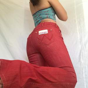 KÖP DIREKT FÖR 300kr! Unika röda wrangler jeans i nyskick! Snygg rainbowtag på bakfickan med deras signature W söm. Bootcut / rak modell. Visas på w29 l32. Märkt w30 l34. Jag är168cm lång och de är väldigt långa på mig, går ner i marken. Köpare betalar frakt. Högsta bud 230kr. Avslutas 20/6-21 21:30