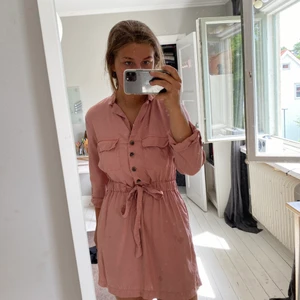 Zara klänning - Superfin zaraklänning i en skjortmodell. Perfekt längd och i bra skick. Storlek S, perfekt till sommaren💕 Nypris: 399 kr