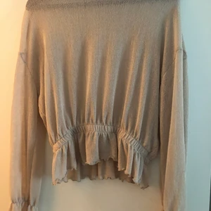 Stickad men volang - En fin stickad tröja ifrån chiquelle. Volang längst ner, även på ärmarna. Den är lite genomskinlig i materialet. Använd fåtal gånger så fint skick! Säljer då den inte kommer till användning. Storlek: xs men passar även s! Fraktkostnad tillkommer🤗 skicka vid intresse!