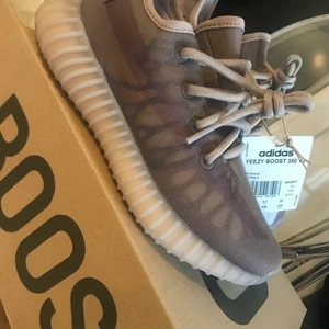 Yeezy 350 V2 Mono Mist - Kom med bud❗️Helt nya Yeezy 350 V2 Mono Mist. Köpta via Adidas CONFIRMED. Kommer med tags, originalbox samt digitalt kvitto.