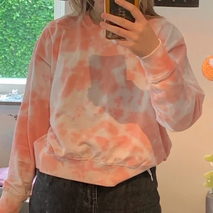 Rosa sweatshirt  - Jätte fin sweatshirt i tunt rosa vit tyg, perfekt på sommaren då den har hyfsat tunt tyg.
