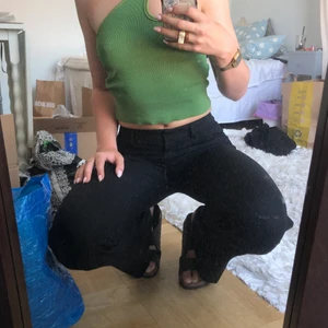 Theory Kostymbyxor  - Svarta kostymbyxor från Theory. ”Demitria Pant in Good Wool”, nypris 3500kr. Sjukt snygga och lagom stretchiga. Strlk 6, motsvarande EUR 38