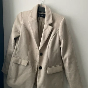 Kavaj/kappa - Så fin, den är lite kortare så på mig slutar den strax under rumpan.  Den är varm, skön i materialet o ja får mycket komplimanger i denna! Passar tyvärr inte längre. Skriv för mer info❤️