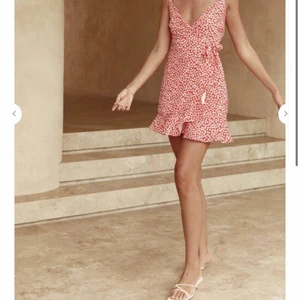 Storlek xs - En röd klänning från chiquelle i storlek xs. Använd en gång. Nypris 500kr jag säljer den för 150kr💓💓 frakten kostar 50kr