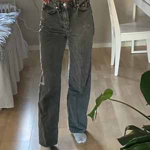 Nakd 32 - Säljer ett par jättefina grå jeans från nakd pågrund av att dom inte kommer till användning. Har bara använt enstaka gånger!💕