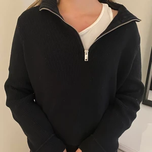 ribbad stickad tröja från Gina tricot  - Svart stickad supermysig och snygg tröja från Gina tricot i storlek M🤍🤍🤍