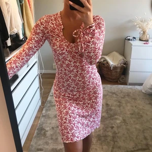 Blommig klänning - Blommig klänning i storlek S/M