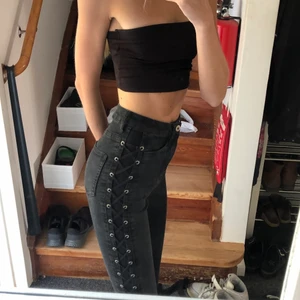 svarta jeans - skitsnygga jeans, men använder aldrig längre!! jag är 172cm, de är något korta på mig