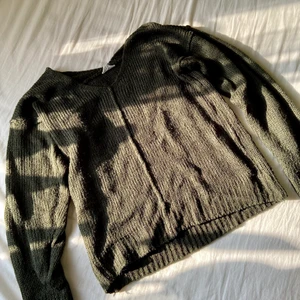 Stickad tröja - Grön, stickad tröja från Sienna Sky i storlek S. Sparsamt använd så den är i fint skick! 💕