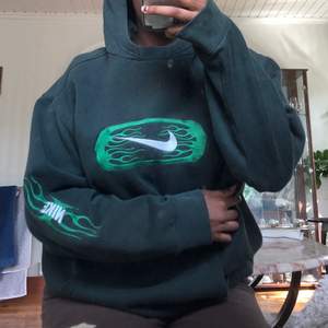 Mörkgrön hoodie med eld nike logga. Bra skick och pris kan diskuteras 💚💚