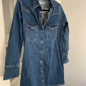 Jeansklänning MANGO - Snygg jeansklänning från Mango! Ej använd pga lite för kort för mig som är 180. Perfekt för dig som är kortare :) 