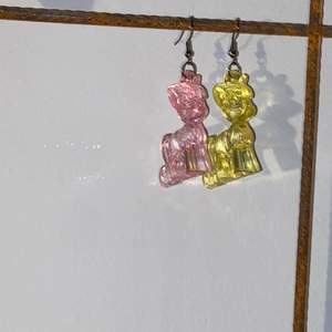 small pink and yellow “transparent” plastic earrings that looks like “my little pony”- ponies. super fun and cool accessories that i love !! hope to find someone that enjoys them as much as me so they will get to be worn :))