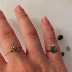 Ringar med grön aventurin - Ringar i guldig eller silvrig ståltråd med kristallen grön aventurin(en av mina favoriter)!✨🥑💚