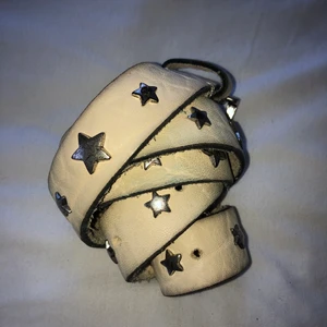 Stjärnbilder vitt - Jättefint brett läderbälte i vitt med silvriga stjärnor. I bra skick och kommer att ge din outfit det där lilla extra lyft. Priset kan förhandlas vid intresse 🤍🤗