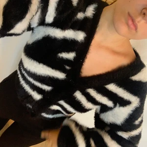 Zebra fluffig kofta - I princip i nyskick, otroligt skönt material! Storleken är XS med en del stretch 💘 om många är intresserade kör vi budgivning! Fråga om du undrar något ✌🏼
