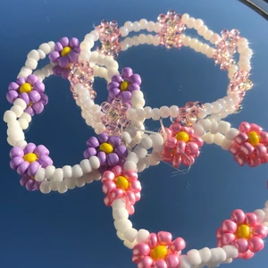 Lilly bracelet 🐾 - Detta fina armband går att köpa hos oss 🌸 - Detta armband går även att köpa som halsband. En perfekt idé är att köpa ett matchande sett med både armband och halsband!  - Självklart finns det andra färger än vad som visas på bilden. Skicka ett meddelande privat så får man se utbudet på pärlorna! - Detta armband kostar 40kr och frakt tillkommer även på det 💫 - Checka även in våra andra inlägg där vi säljer andra smycken!   