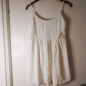 Säljer min vita linne klänning med spetsdetaljer i stl M