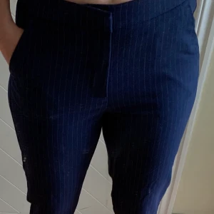 Oanvända snygga kostymbyxor från H&M - Bekväma och snygga kostymbyxor från H&M i str 40. Har aldrig använts så de är i nyskick! Kan hämtas, mötas upp om i närheten eller levereras, men köparen står för frakt.