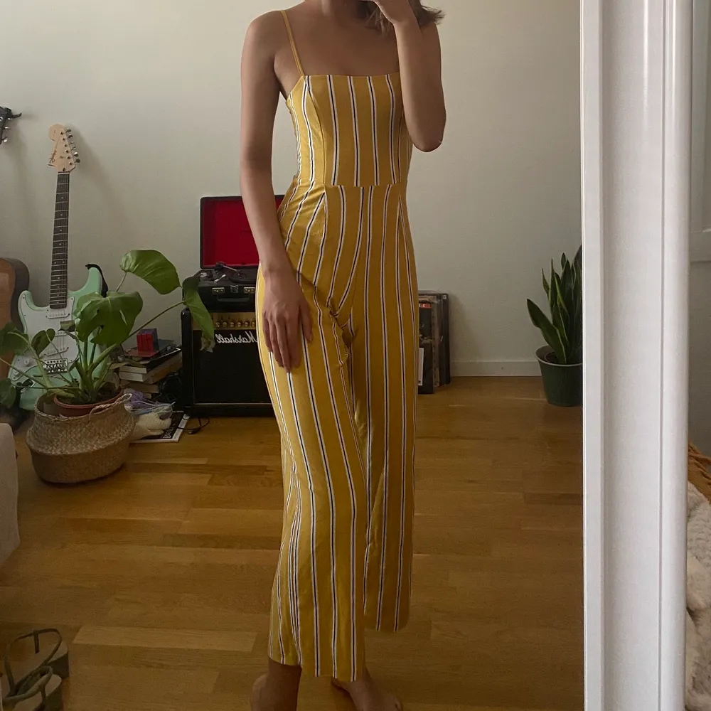 Bershka jumpsuit i mycket bra skick. Perfekt till sommaren 💛 . Toppar.