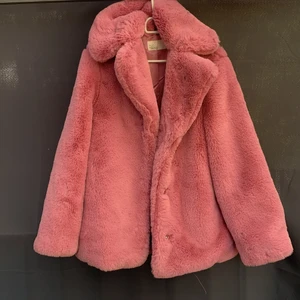 Rosa jacka  - Fin fluffig jacka från Nelly! Använd knappt en gång, så den är i nyskick kan man säga! 💕säljs billigt nu pga fel säsong, samt flytt osv så passa på! 